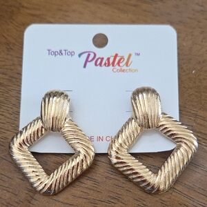 Pastels Gold Ribbed Open Diamond Hoop Earrings